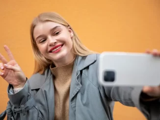 žena si dělá selfie